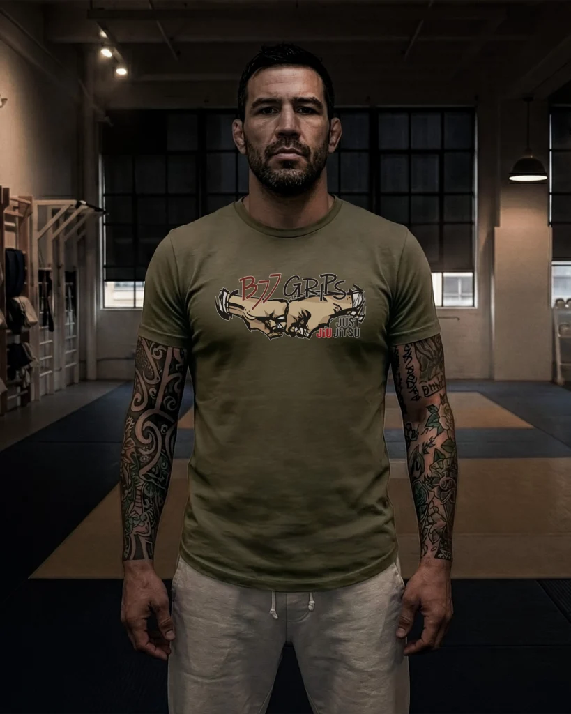 koszulka-bjj-grips-khaki-model-przod-4x5 Koszulka BJJ Grips Khaki